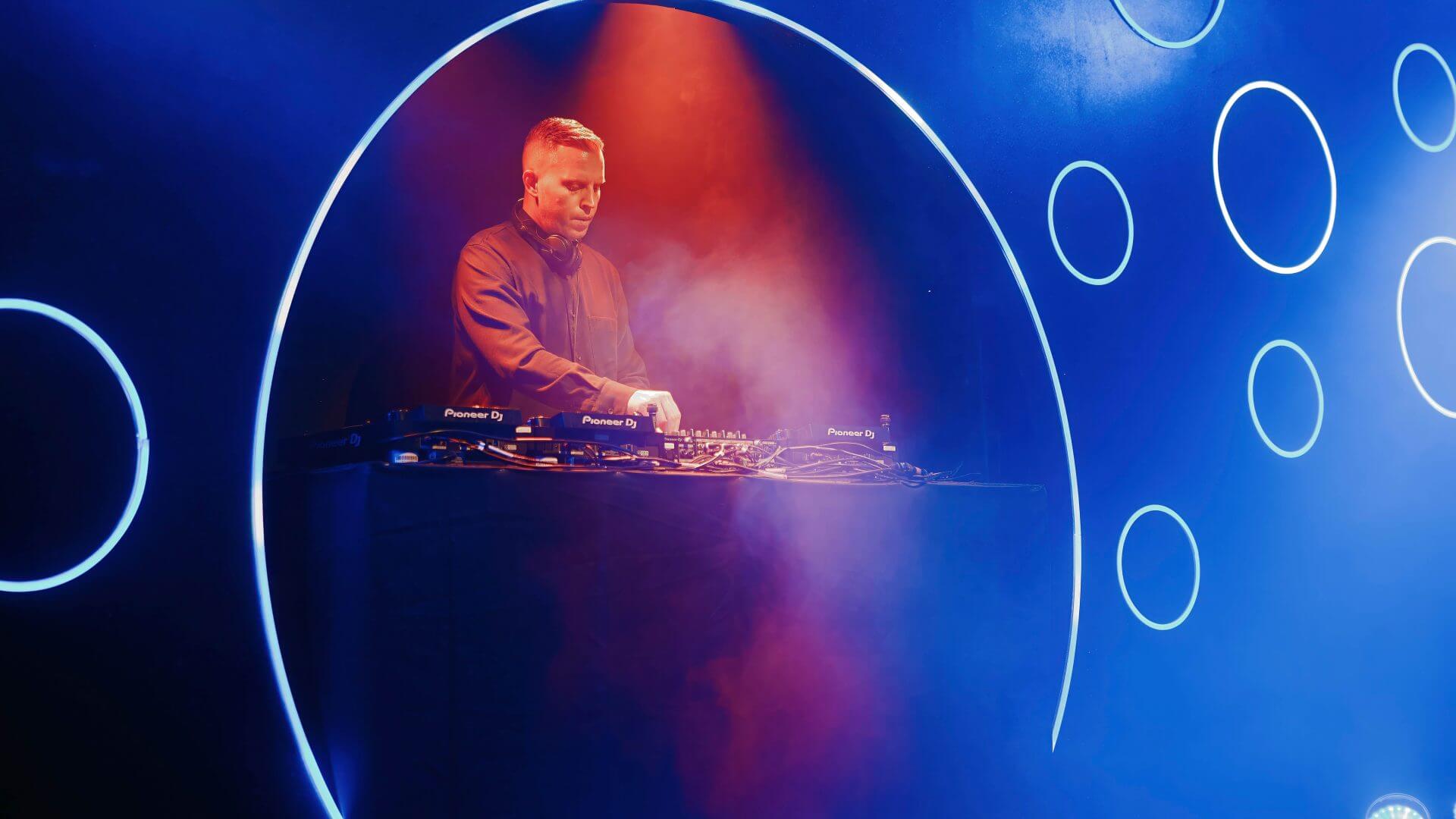 Dom Martin - Vintage Arts Agency